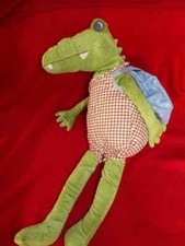 DOUDOU PELUCHE IKEA CROCODILE VERT SAC A DOS BLEU SALOPETTE CARREAU ROUGE