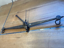 3  old tool / outil ancien  BALANCE A FLÉAU FORGÉ XVIIIe DÉCORÉ *