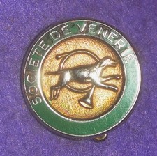 Chasse : ancien insigne de la société de vénerie , métal doré et émail vert