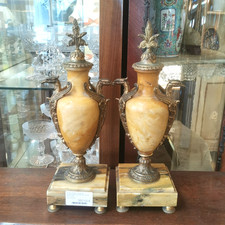 Paire de GARNITURES de