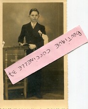 PHoto d'un beau garçon en costume de communiant pour sa communion