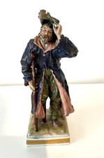Figurine porcelaine  Capodimonte faux mendiant unijambiste.