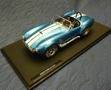 Voiture miniature au 1/18: SHELBY COBRA 427 MKII de SOLIDO, une roue bloquée.