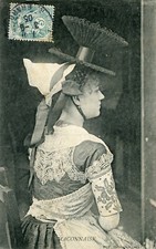 MACON LOT de 2 cartes dont Maconnaise au à la superbe coiffe chapeau