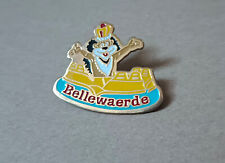 pin's parc attraction Bellewaerde Belgique (base dorée) longueur: 3,6 cm