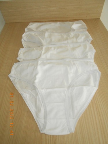Slips blancs identiques - identiques,, en