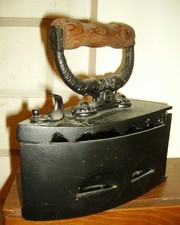 ANCIEN FER A BRAISES-FONTE/POIGNÉE BOIS- SCULPTÉ- MARQUÉ G/T.B.ÉTAT/DANS SON JUS