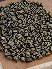 Lot de caractères à dorer police matériel de reliure dorure cuir bronze laiton..