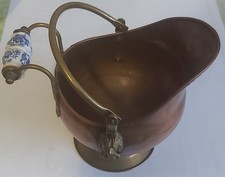 petit seau à charbon décoratif en cuivre et une poignée en porcelaine