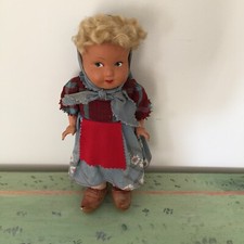 Poupée figurine de paysanne
