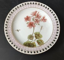 PLAT A GATEAUX  AJOURE SUR PIED SIGNE UC SARREGUEMINES E. GUYOT 1884 PEINT MAIN