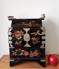 Ancien cabinet en bois laqué à décor floral.Japon,coffret,boite à bijoux,tansu
