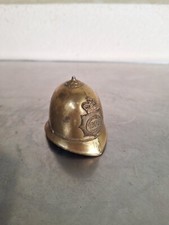 ANCIENNE CLOCHETTE DE TABLE EN LAITON EN FORME DE CASQUE DE POLICE ANGLAIS