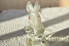 Lapin assis aux yeux rouges