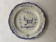 Moustiers. Assiette  creuse décorative à décor d’oiseau en bleu.
