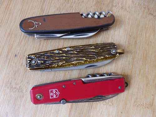 Lot anciens couteaux pliants