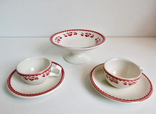 ÉLÉMENTS DE DINETTE MOULIN ROTY CERISES - PLAT À GÂTEAU/DEUX TASSES + SOUCOUPES