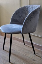 4 chaises velours gris,pieds noir mat, hauteur assise 47 cms, hauteur 82 cms