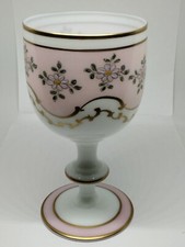 Verre Calice en Opaline Blanc et Rose Décor de Fleurs Peintes Guirlandes Dorées