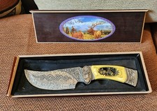 Couteau gravé wapiti avec poignée sculptée d’élan 25 Cm dans sa boite