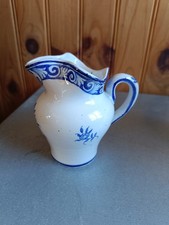 Pot à lait en porcelaine  de  Caen, blanc décor florale bleu