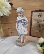 Statuette Figurine en Biscuit Polychrome, jeune fille et son panier de poisson