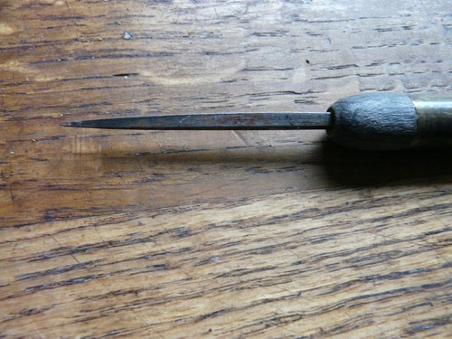 Une fléchette ancienne pour - une,