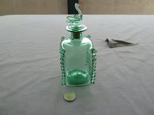 Ancien flacon carrée en verre soufflé vert