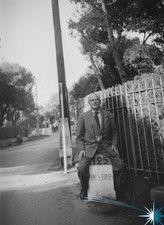 NEGATIF - 6X9 - Homme posant sur une Borne Kilometrique- SAINT JEAN DE MONT