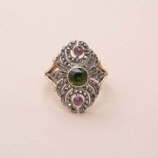 Bague en or 18K et argent sertie de pierres sur paillon: péridot et tourmalines