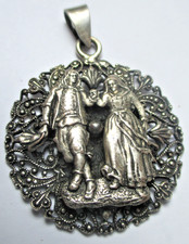 Ancien superbe pendentif argenté élégant couple de danseurs bijou vintage 4A