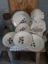 4 assiettes creuses et un plat