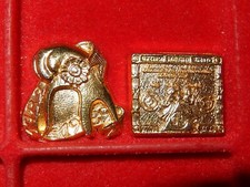 2 feves en metal doré -