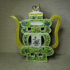 Vintage Chinese porcelain tea pot, 20h century.
