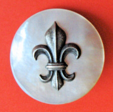 Bouton ancien 1900, 40 mm, FLEUR de LYS METAL ARGENTE sur NACRE