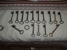 LOT DE CLES POUR SERRURES ANCIENNES