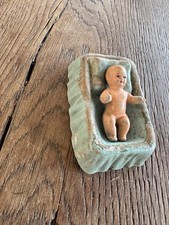 JOUET POUPON 4 CM DANS SON LIT 7CM ORIGINE ET MATERIAUX RESINE BISCUIT  ?