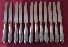 12 couteaux de table en métal