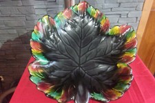 GRANDE COUPE A FRUIT  EN FAIENCE NOIRE ET COULEURS FORME DE FEUILLE SIGNEE