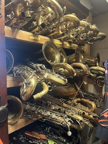 Baritone sax vito - baritone, playing