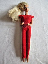BARBIE en PANTALON ROUGE BLANC avec HAUT et BOUCLES D'OREILLES - Année 90 - 99-3