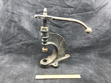 ancienne presse a œillets