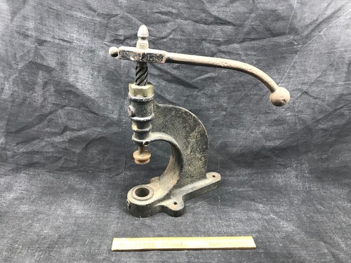 Ancienne presse œillets - a,