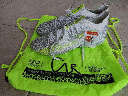 Chaussures foot neuves - de,