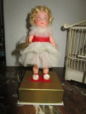 ANCIENNE POUPEE SUR SOCLE (LES