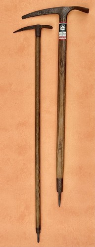 Ancien piolet manche bois - ancien,