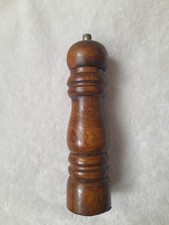 Joli Ancien Moulin a poivre en