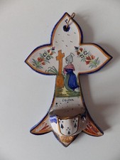 Bénitier faïence Quimper XIXe femme de Lisieux au calvaire HB Porquier beau