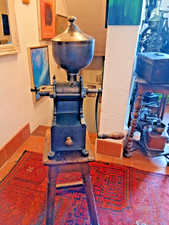 Moulin à café de comptoir du 19 ième siècle en fonte de marque "LL"