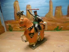 STARLUX  MOYEN AGE   CHEVALIER JAVELINE SUR CHEVAL ROBE ORANGE  AU PAS